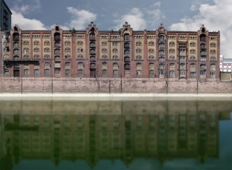 Reflexionen Hafenwasser